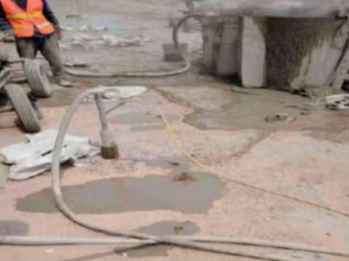 新蔡水泥混凝土路面板底注浆技术 路面脱空注浆整治方案